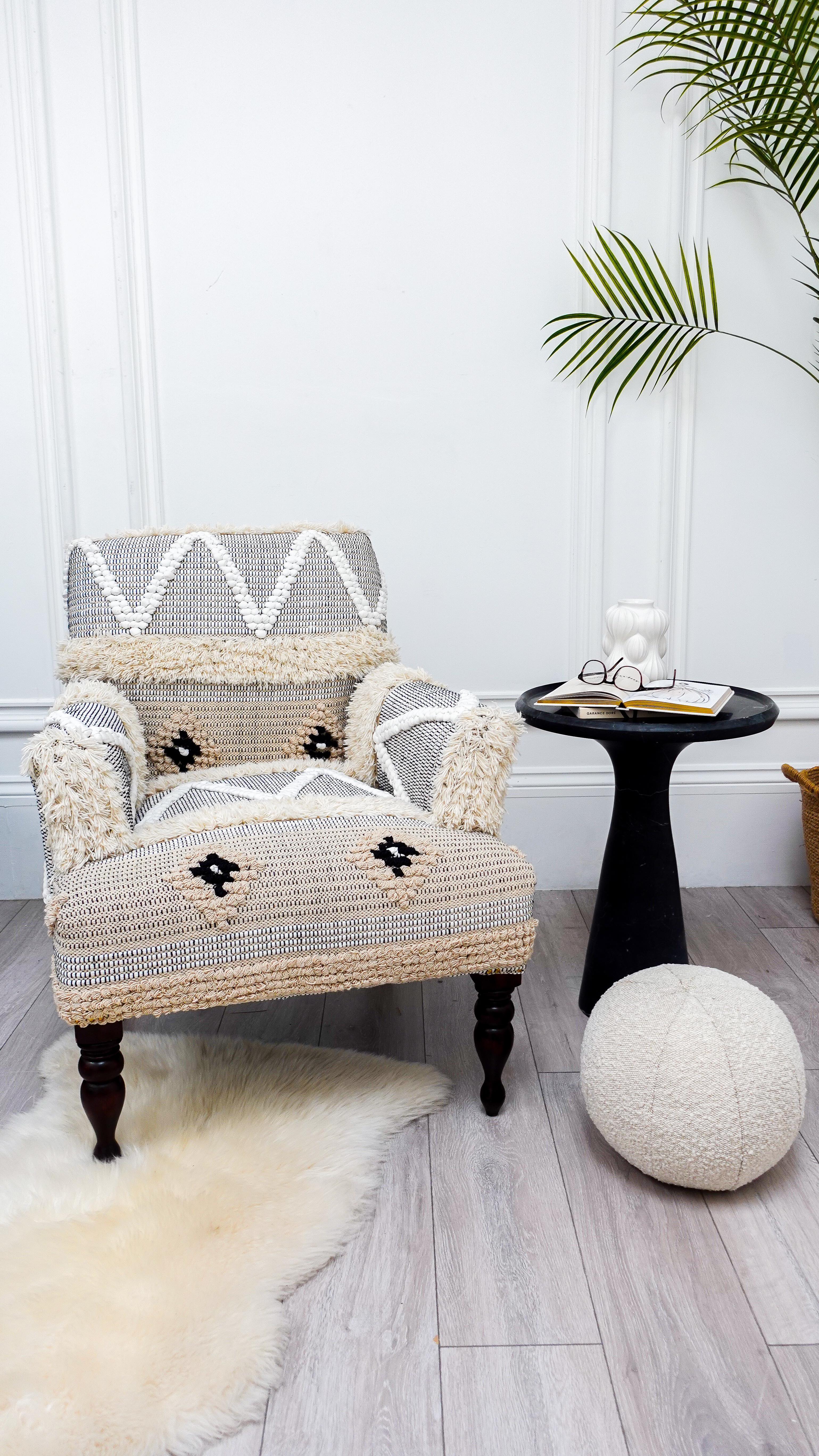 Reading nook styling.. 📖✨ 

#homedecor #neutraldecor #neutralhome #reels #homereels #boucle #homeinspo #panelling #sidetable