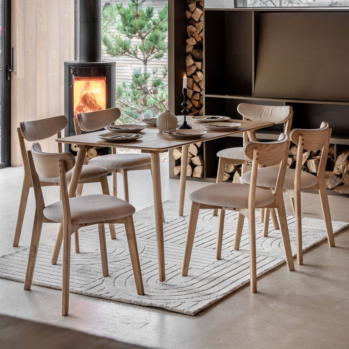 Cosy cream rug with discreet curve and line pattern