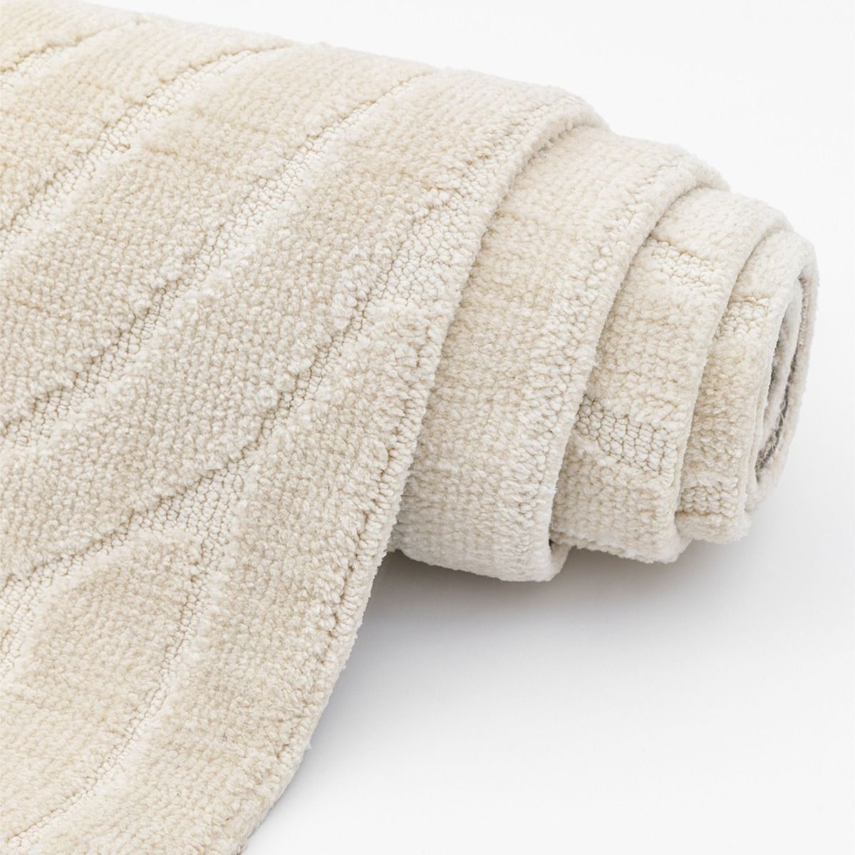 Cosy cream rug with discreet curve and line pattern