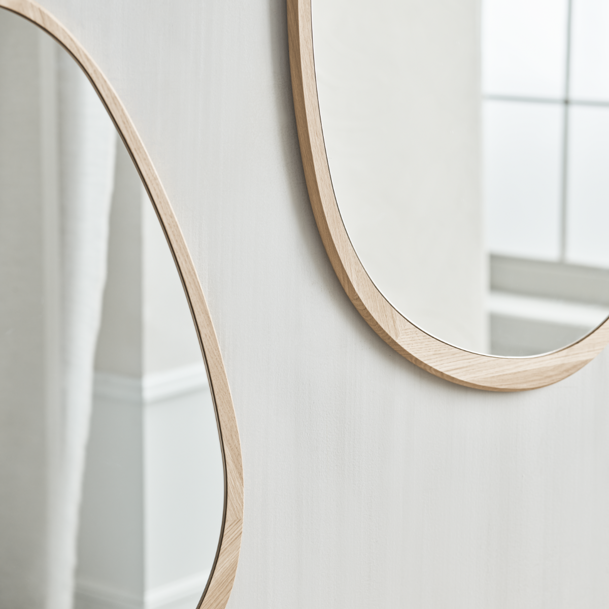 Discover elegance with the Elope Mirror in Oiled Oak. Measuring 119 x 80 cm, it's perfect for adding style and depth to any space.