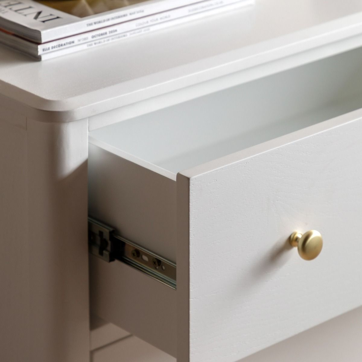 Scenia Triple Chest - White