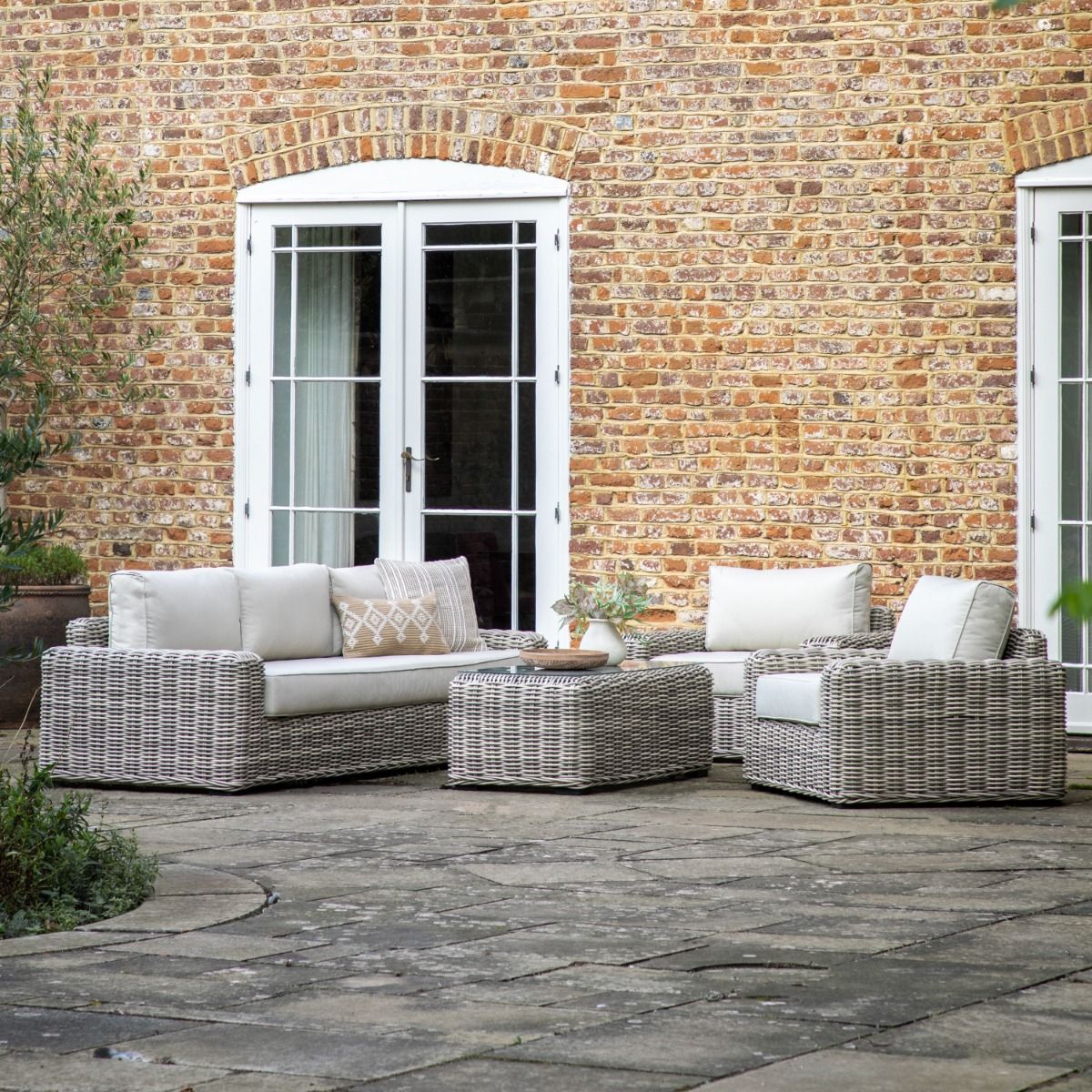 Stunning lounge set with 3-seater sofa, two armchairs and a coffee table