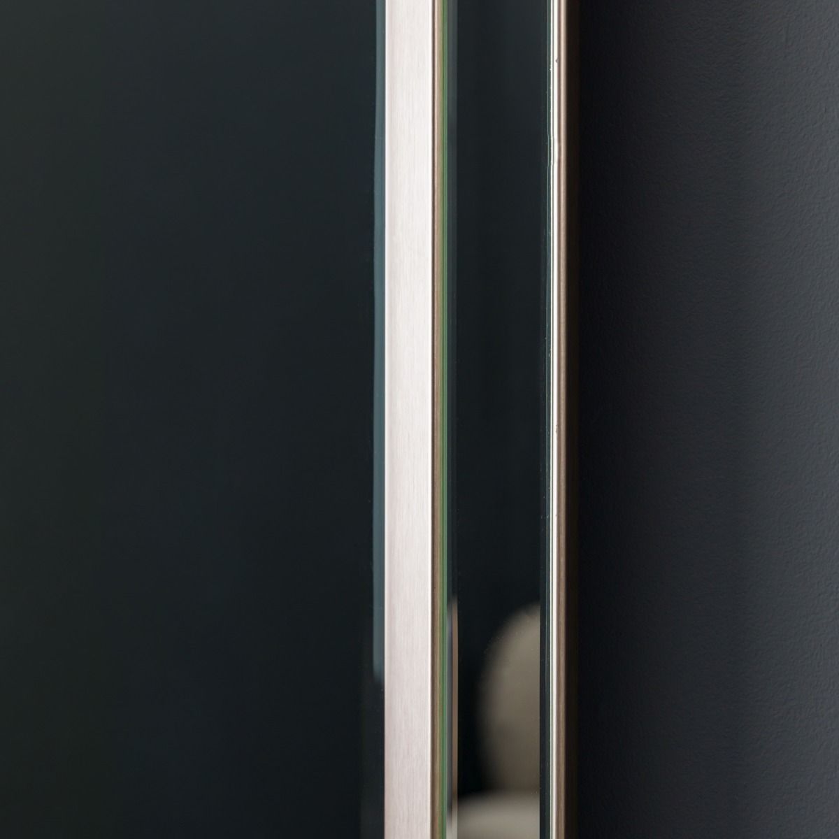 Elegant wall mirror with minimalist frame
