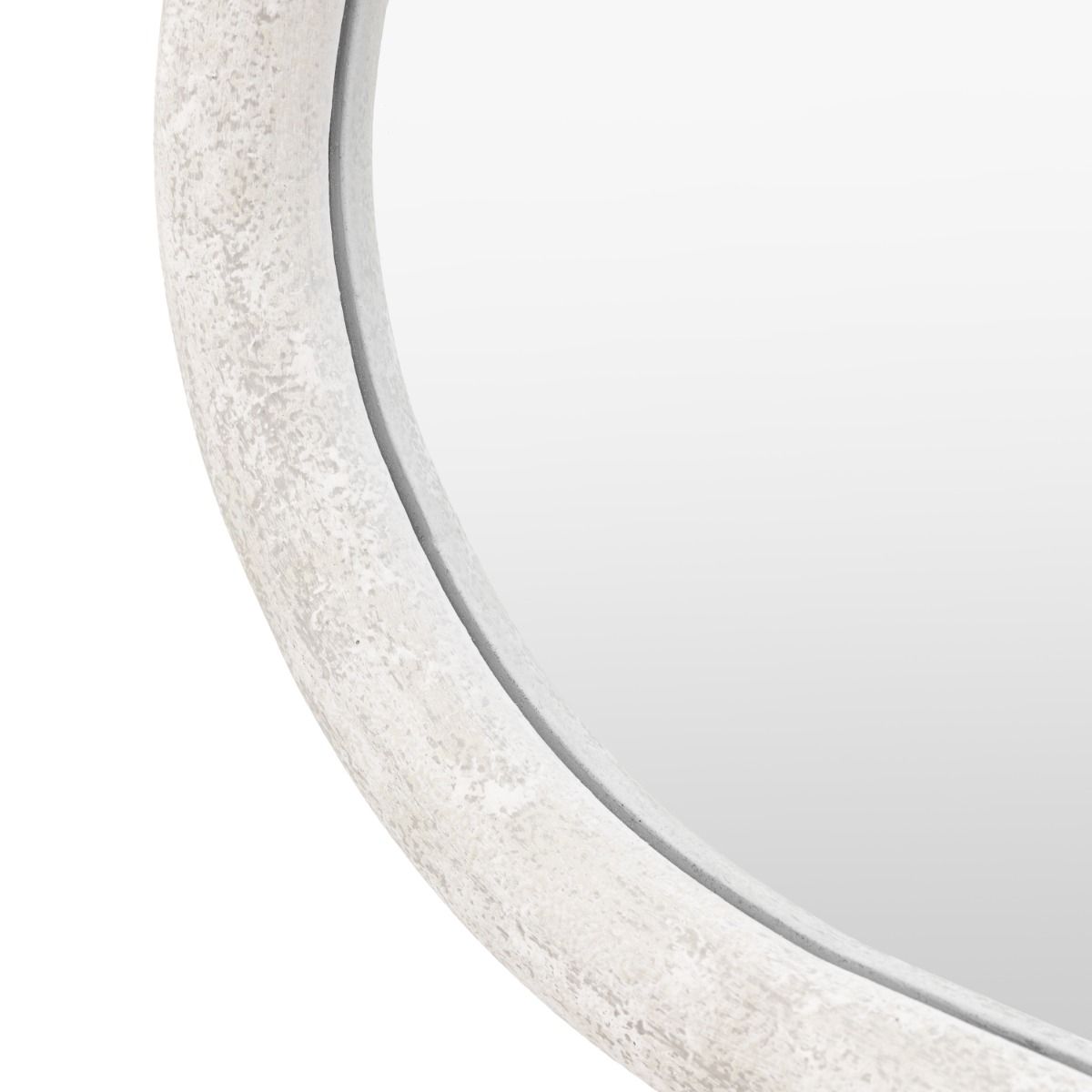 Wall mirror with a wavy edge detailing