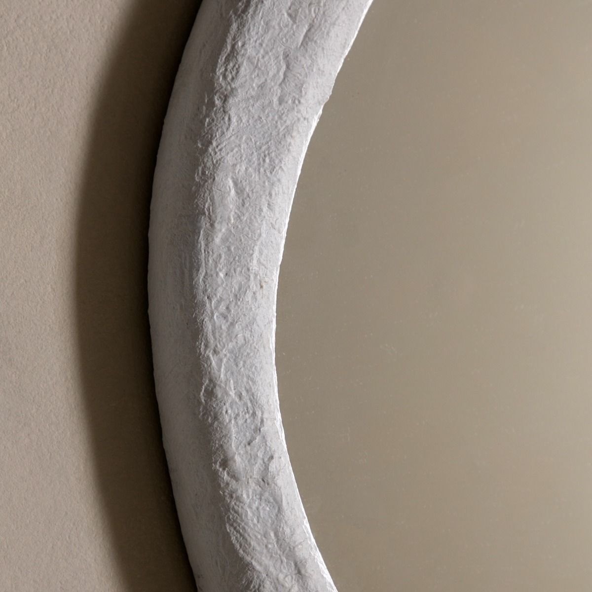 Wall mirror with a wavy concrete-effect frame