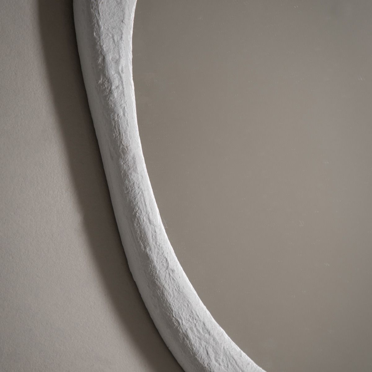 Wall mirror with a wavy concrete-effect frame