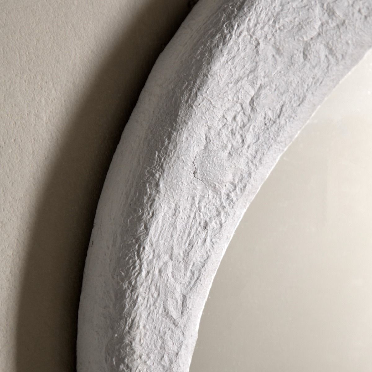 Wall mirror with a wavy concrete-effect frame