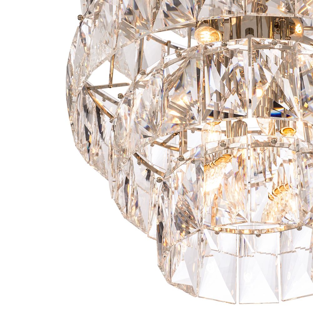 A breathtakingly glamorous chandelier by Eichholtz featuring a sparking crystal glass design that will enrich your interior with everlasting luxury 
