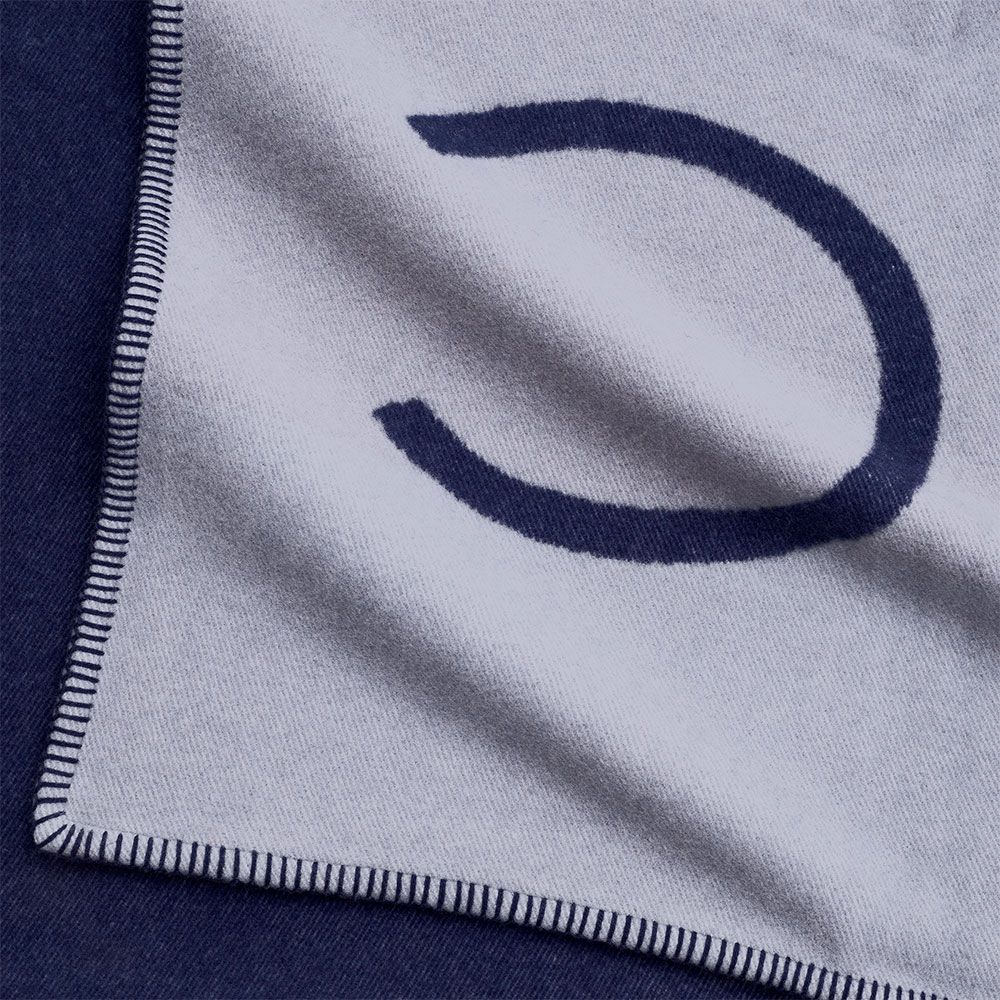 Ultra-soft wool and cashmere throw in dark blue