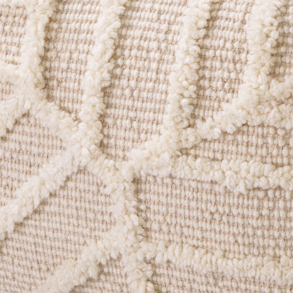 Chic and sumptuous pouffe with tufted wool details