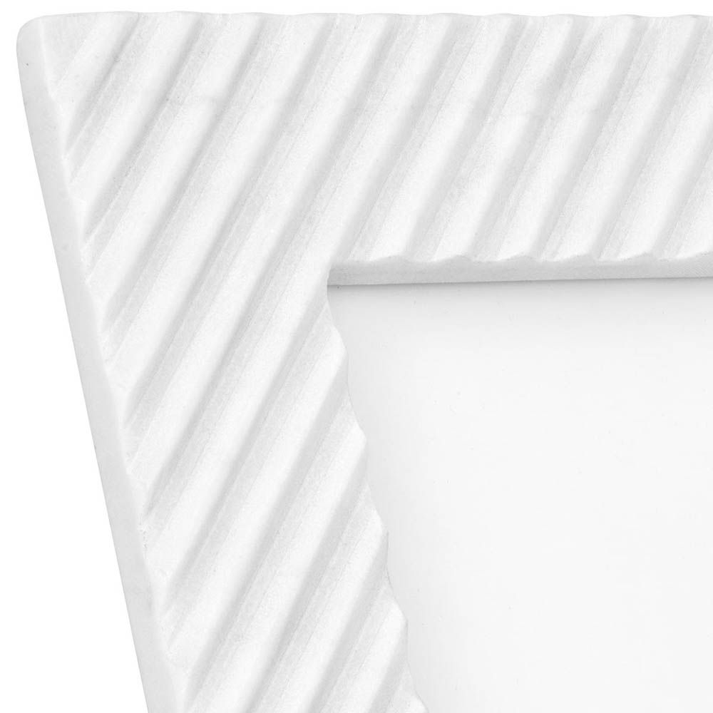 Ribbed marble frames in a set of 4