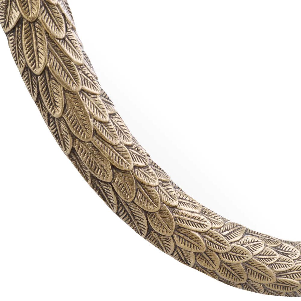 Round wall mirror with artisanal leaves pattern finished in vintage brass