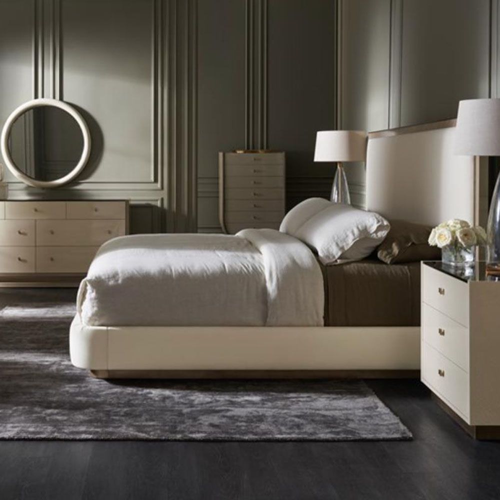 Minimalist sumptuous bed with rectangular headboard