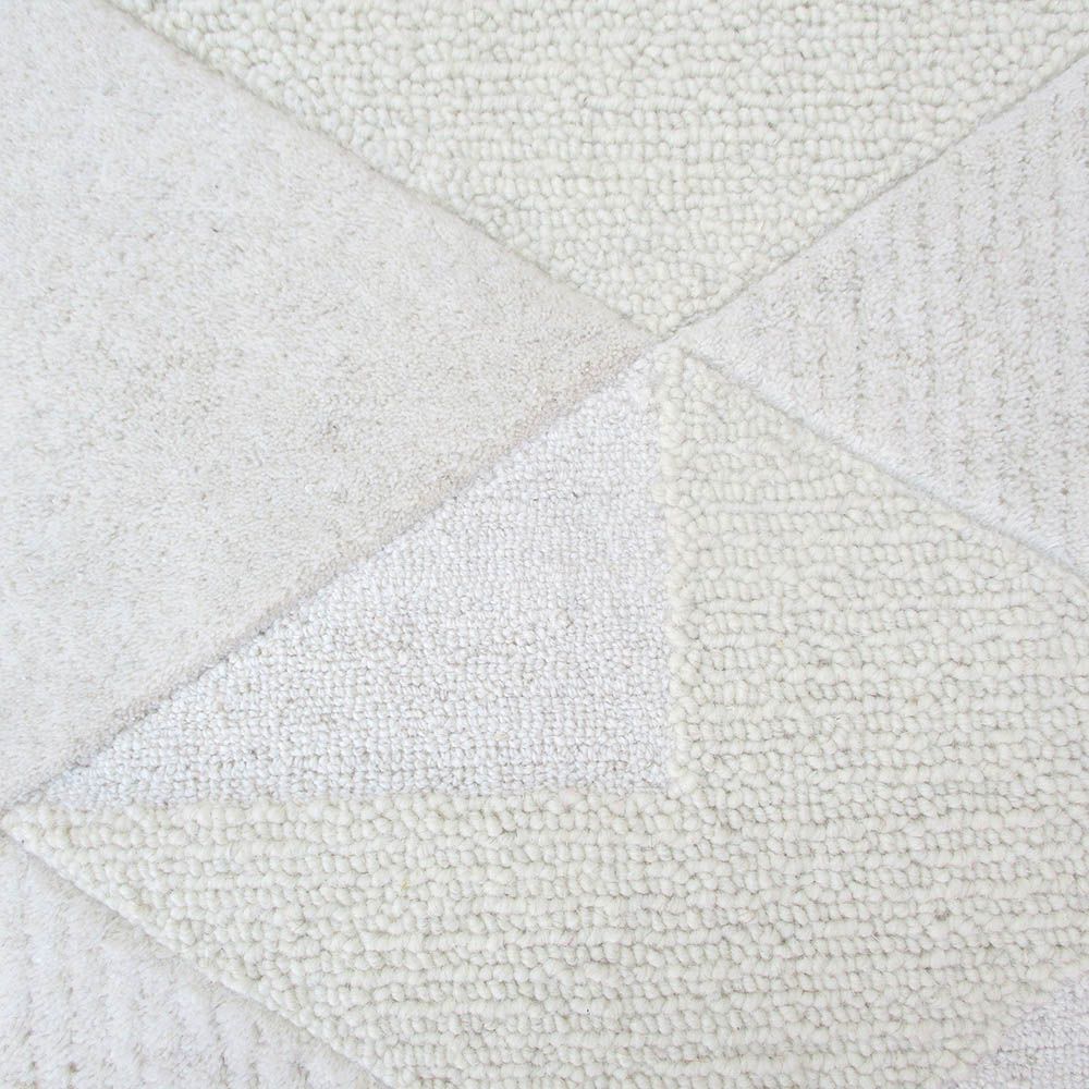 Grey wool rug with geometric design 