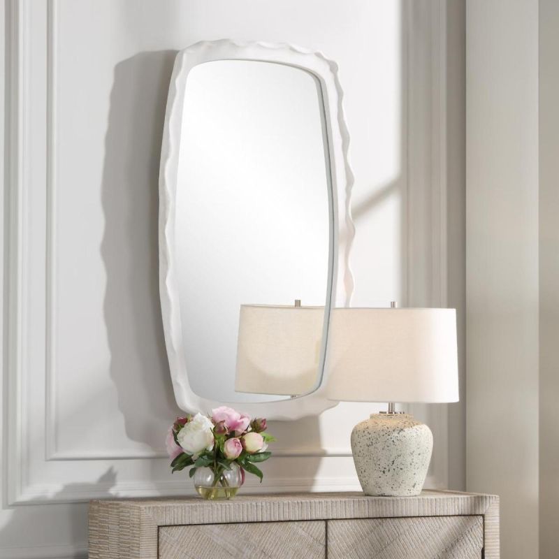 Rounded rectangular mirror with white waved edges