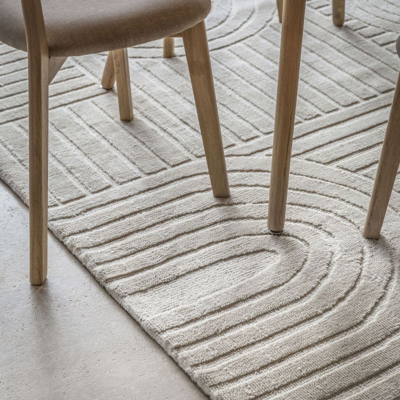 Cosy cream rug with discreet curve and line pattern