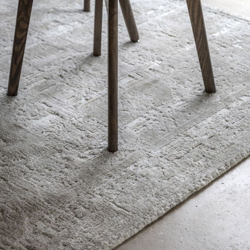 Cream rug with subtle pattern