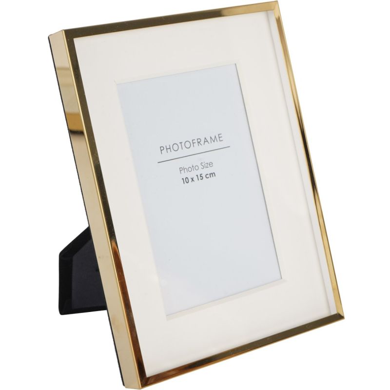 Showcase your memories beautifully with the Aurum Picture Frame. Elegantly designed for 10 x 15 cm photos, it's perfect for any decor.