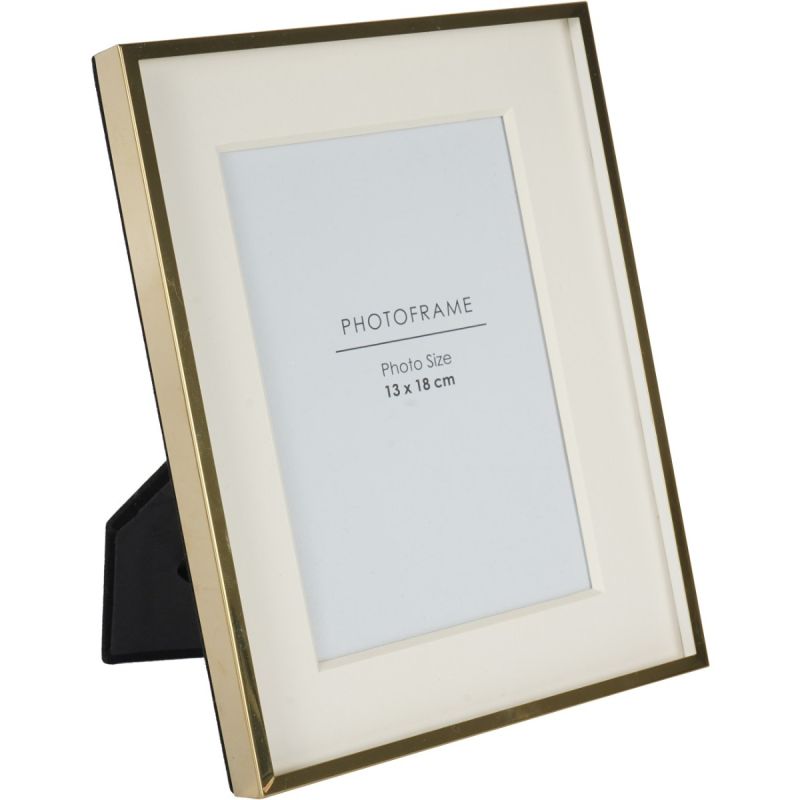 Showcase your memories in style with the Aurum Picture Frame. Elegant design, perfect for 13 x 18 cm photos. A beautiful addition to any decor!