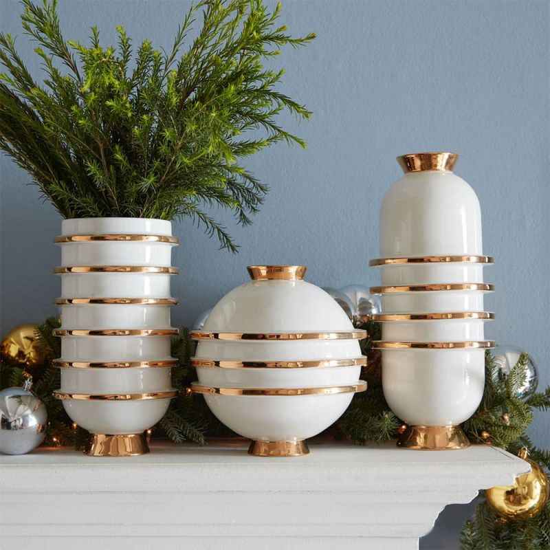 Ravishing round vase with gold rings