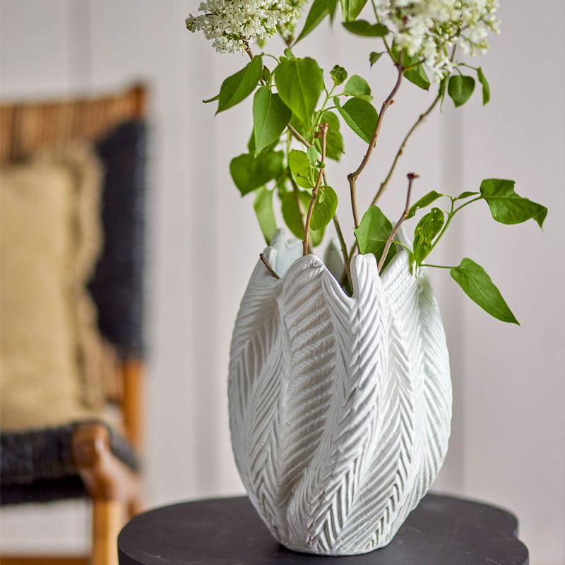 Nature-inspired shape vase in white with crackle glaze