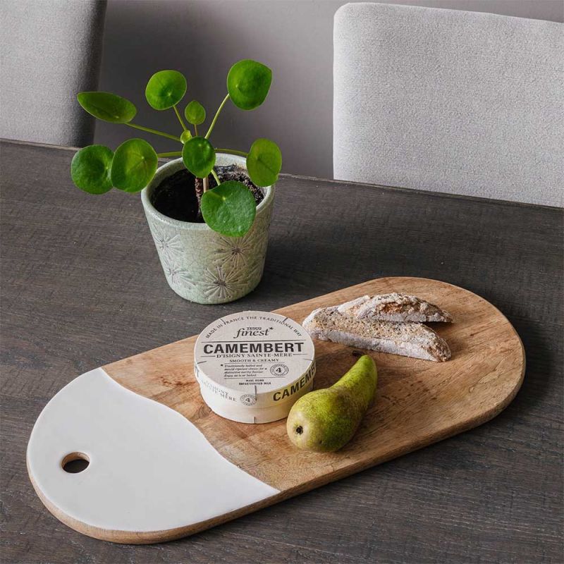 Round chopping board with natural mango wood finish and white handle