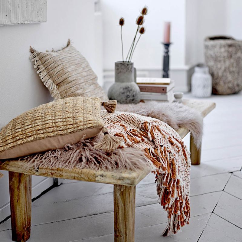 Textured jute cushion with tassel details