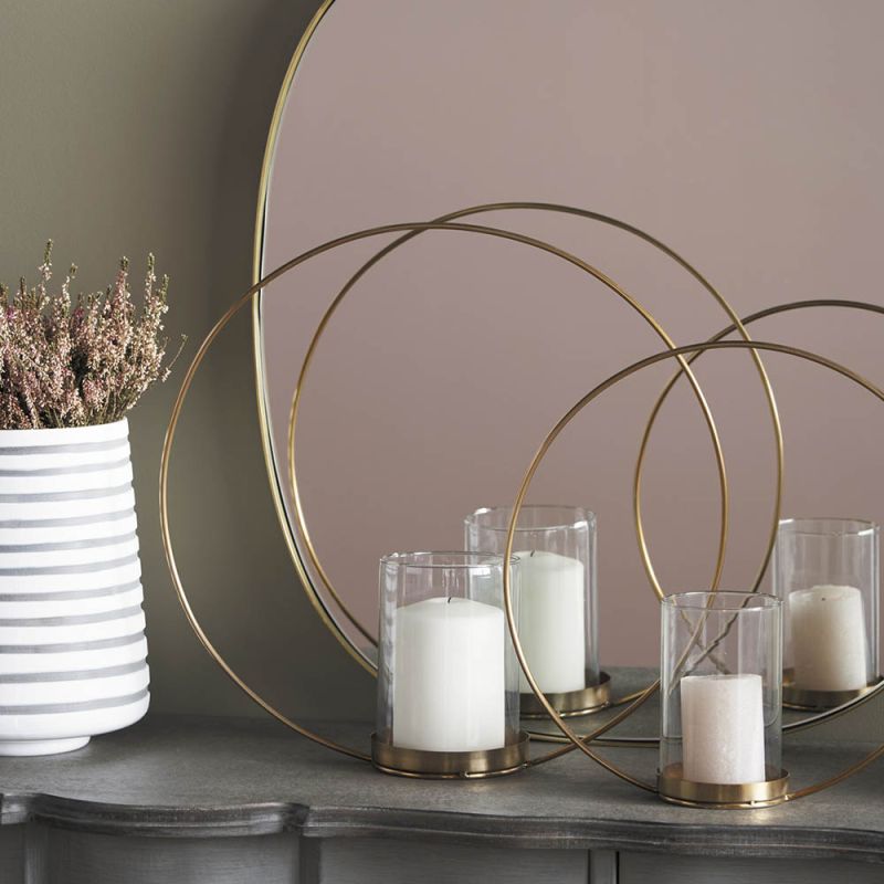 Large round frame candle holder in elegant brass finish