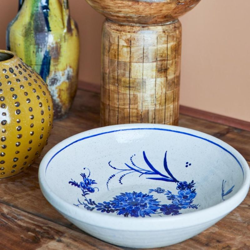 Discover the elegant Aleni Bowl, perfect for serving salads or snacks. Stylish design meets functionality for any occasion. Elevate your dining experience!