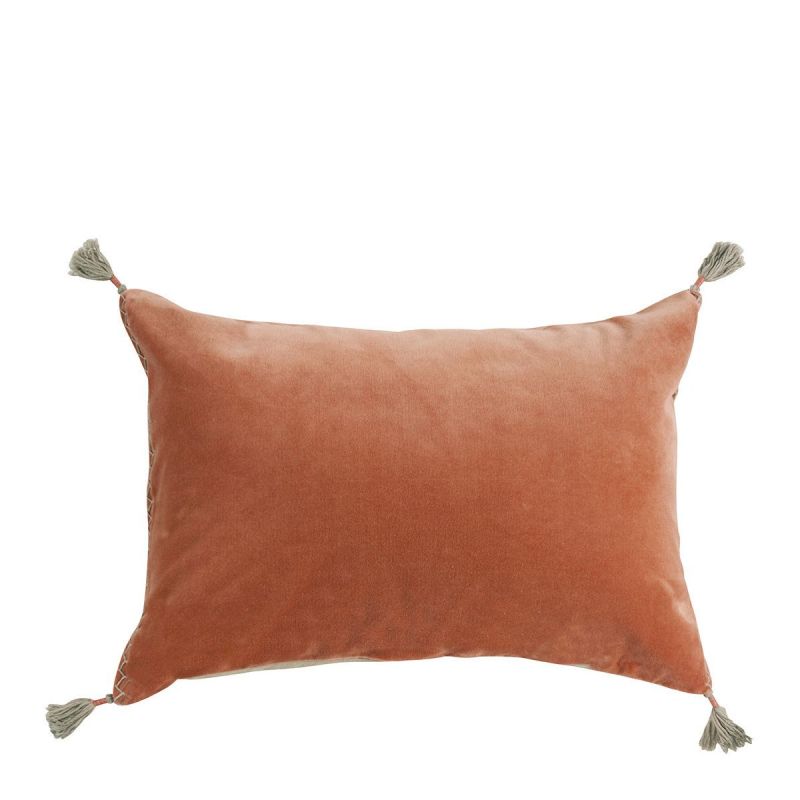Blush cushion with velvet finish and tassels