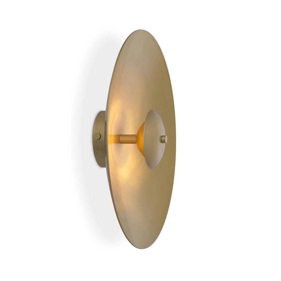 Striking disc-like design wall lamp in an alluring antique brass finish