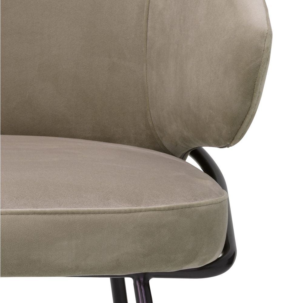 Elegant dining chair upholstered in velvet with tapered legs