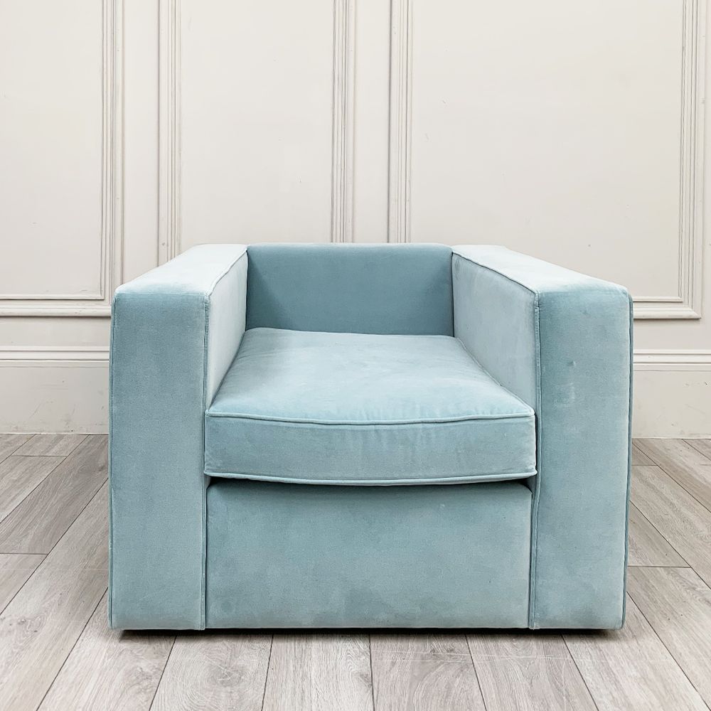 Alderley armchair with a mineral blue and velvet finish. Simple and chic
