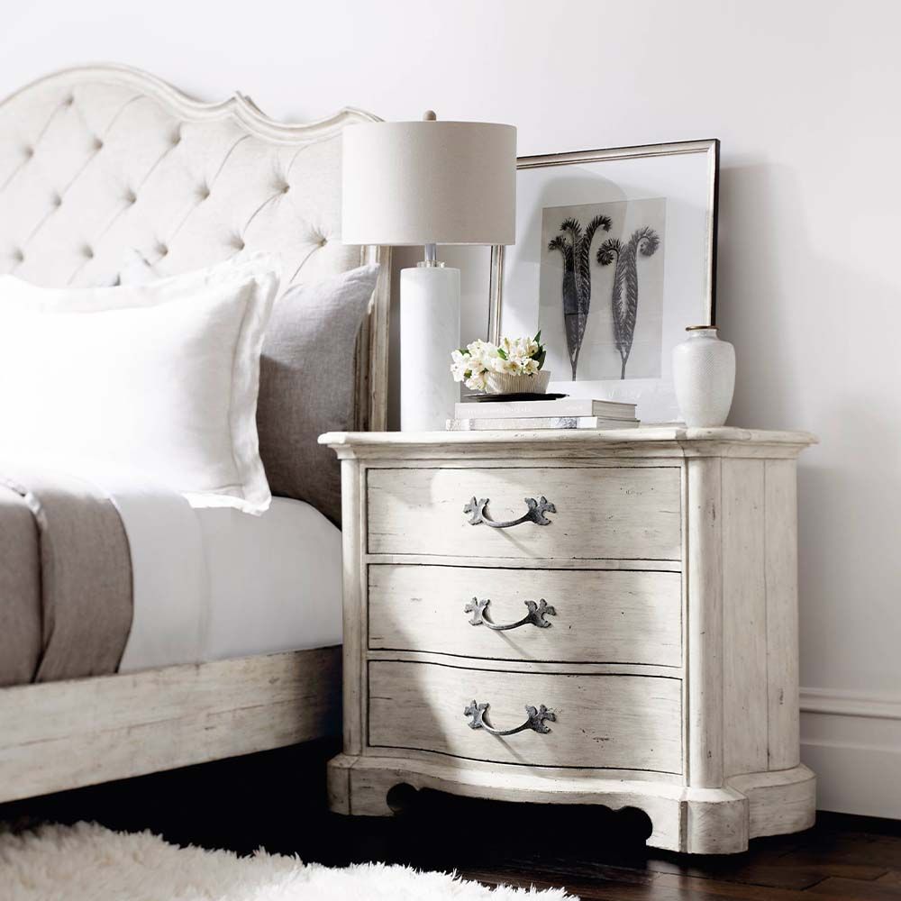 Timeless bedside table with three drawers.