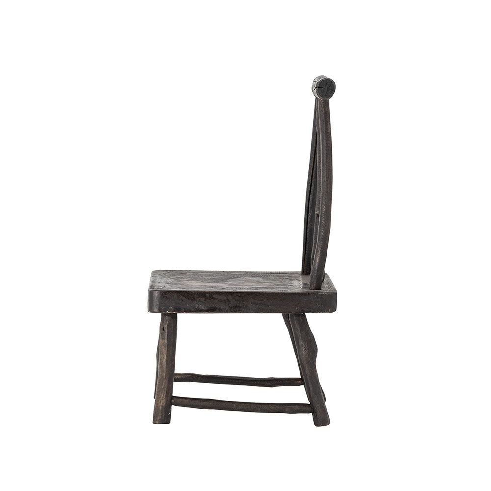 A charming pedestal by Bloomingville crafted from recycled wood