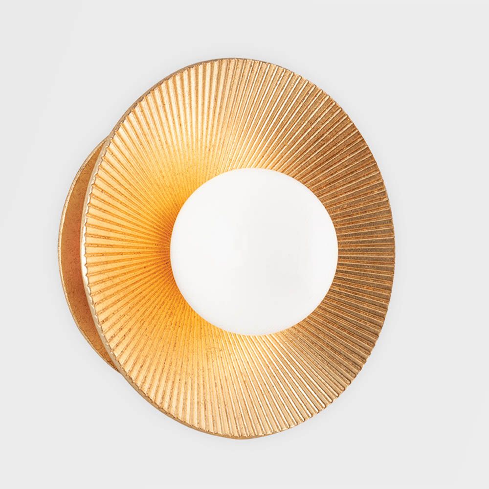 Glamorous gold-disc style wall sconce with ribbed detail