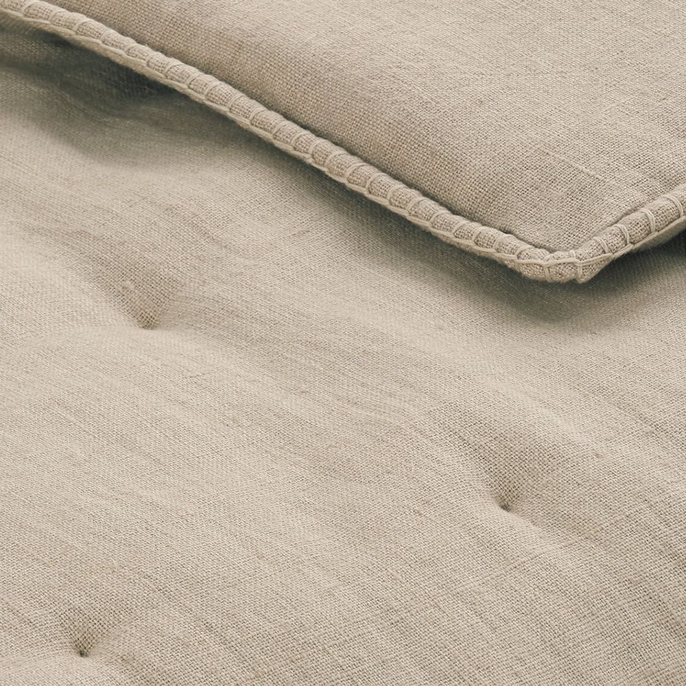 Plush Louise quilt with pull-in details in natural colour. 