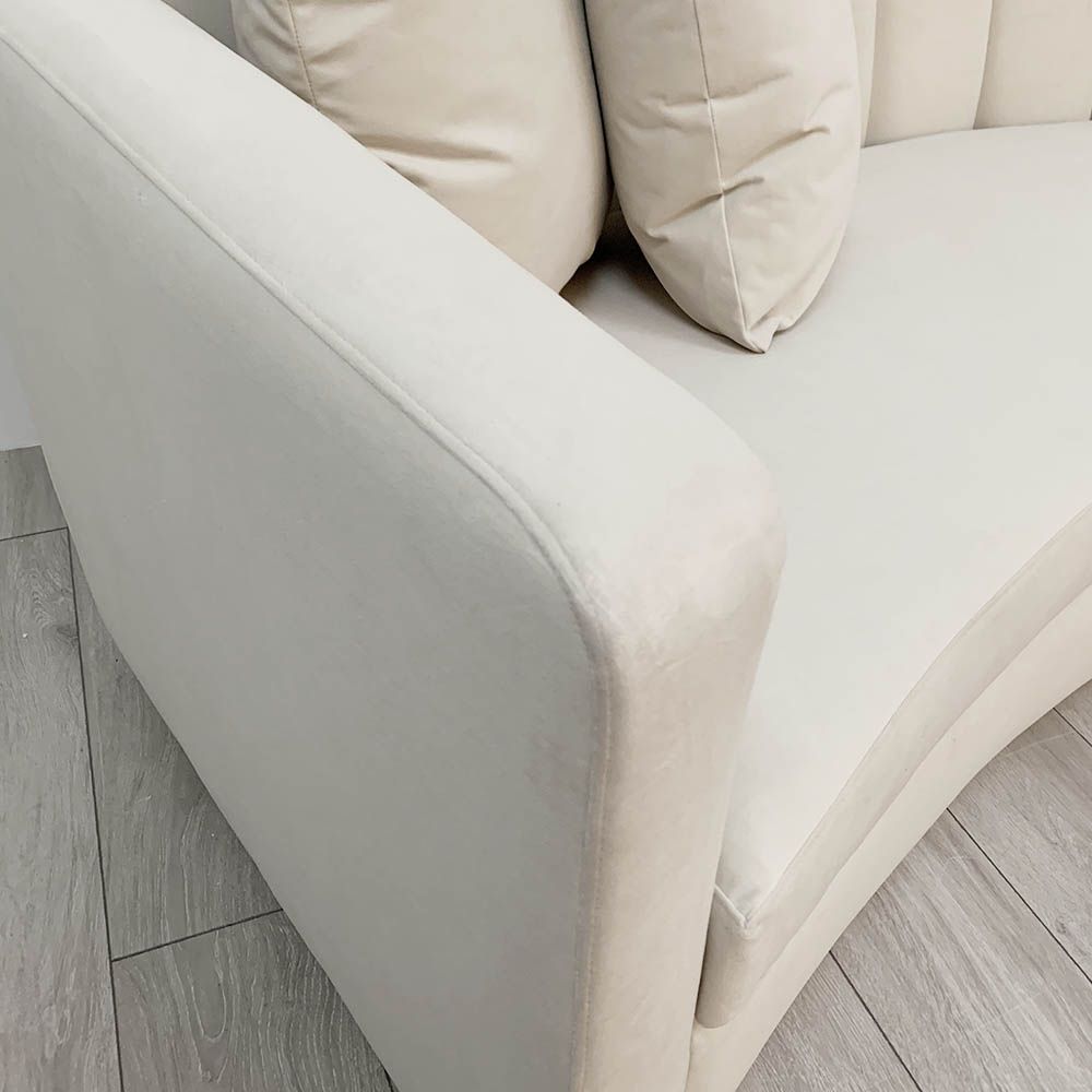 Sumptuous curved sofa in smooth velvet