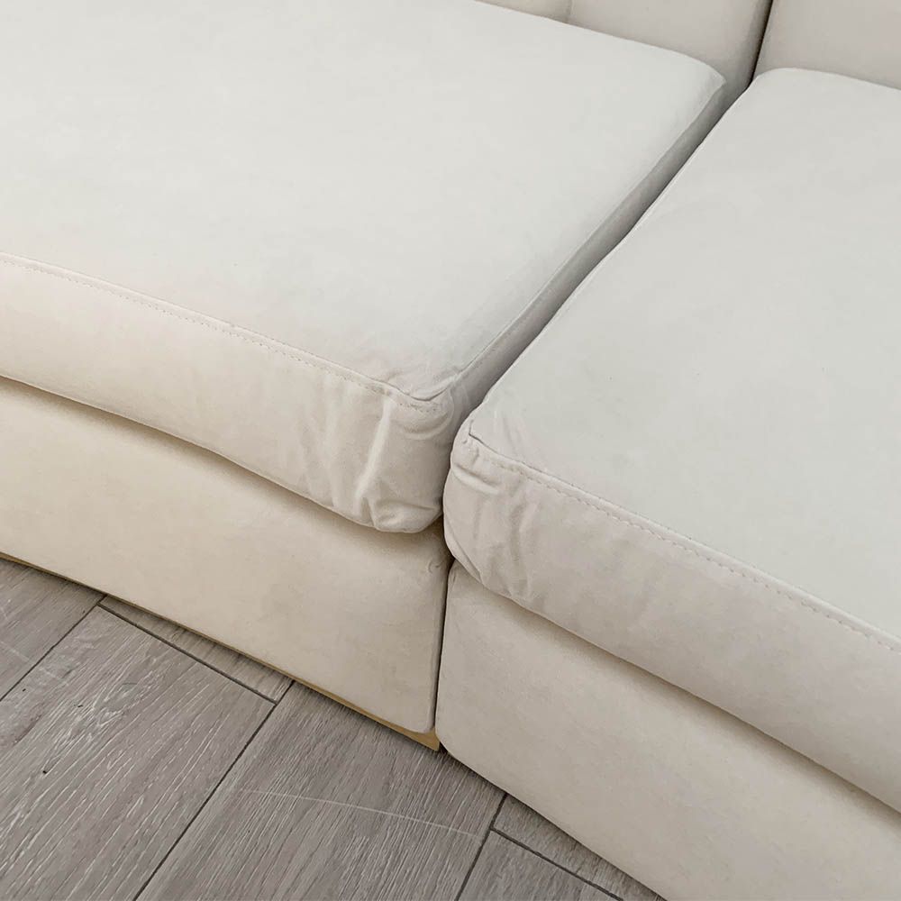 Sumptuous curved sofa in smooth velvet