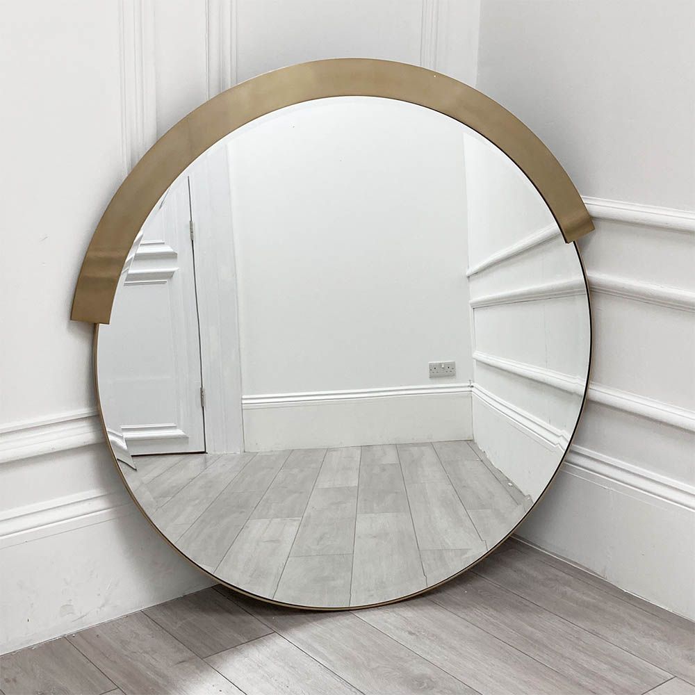 Elegant round mirror with brass edge