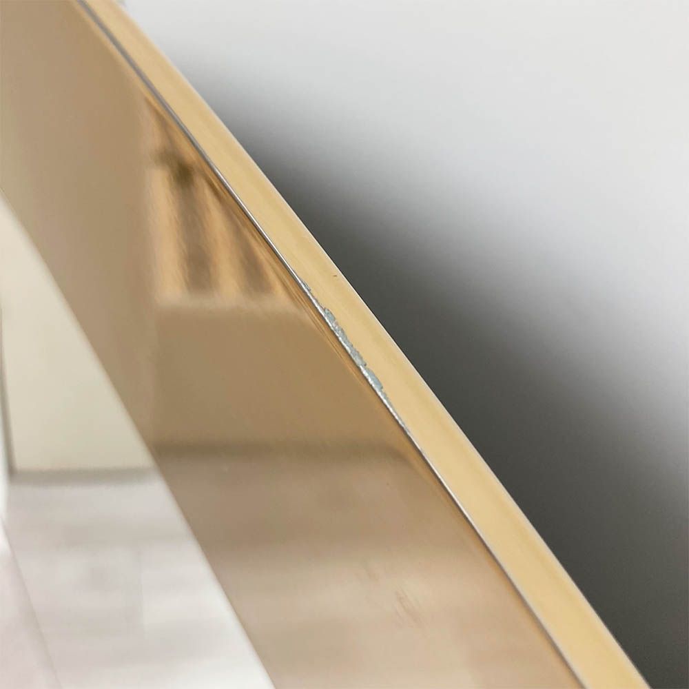 Elegant round mirror with brass edge
