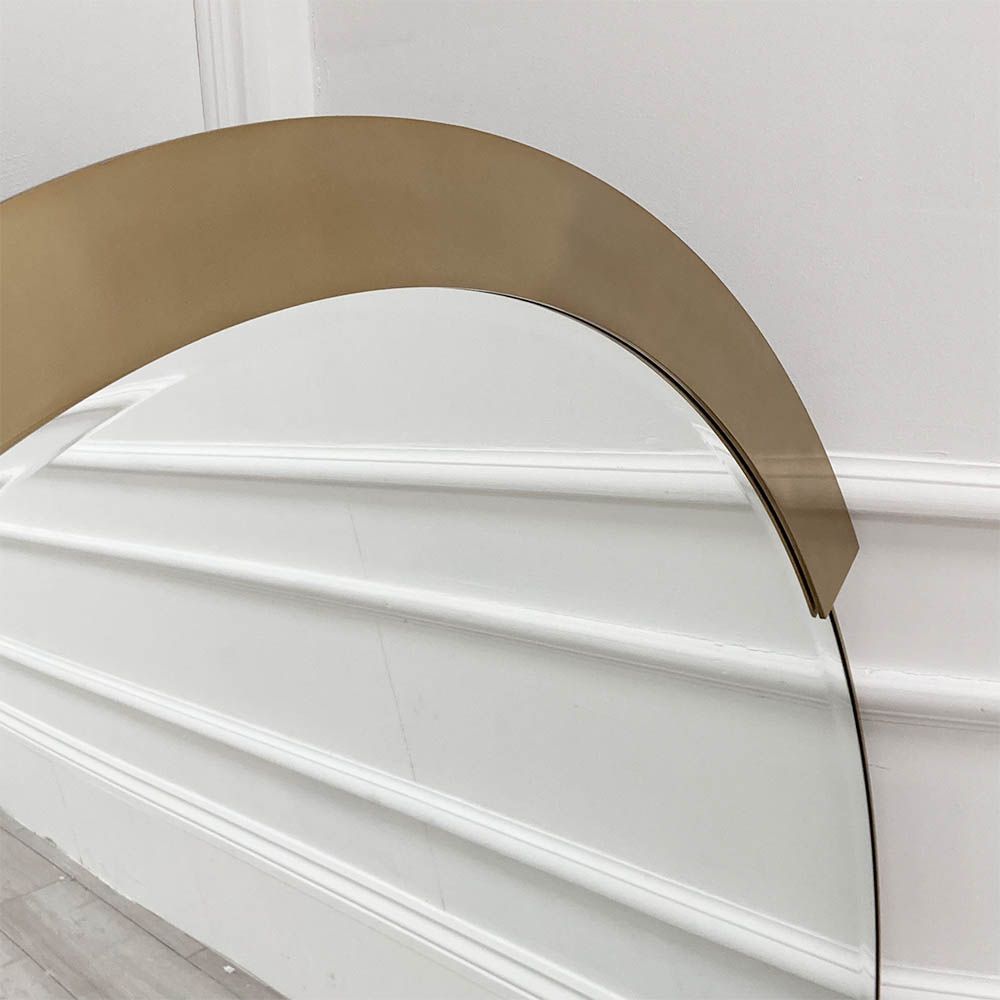 Elegant round mirror with brass edge