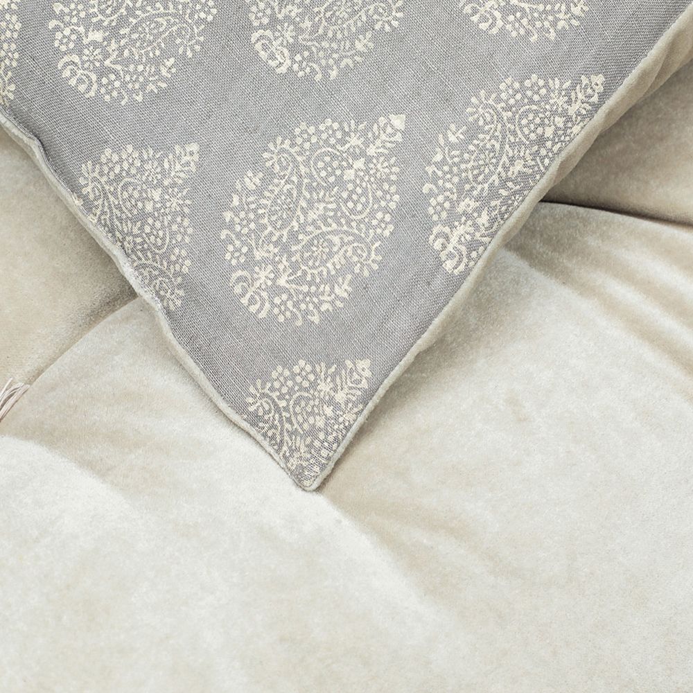 Luxurious chic beige quilt with pattern