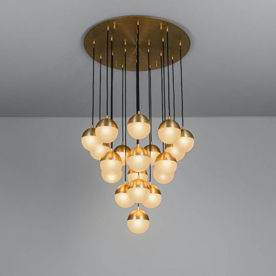 Stunning chandelier with glamorous brass accents 