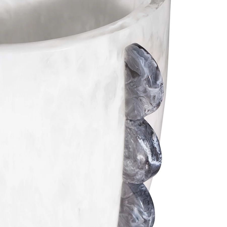 Como Scalloped Urn - Black & White