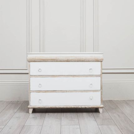 Charming chest of drawers with three drawers and distressed wood detailing