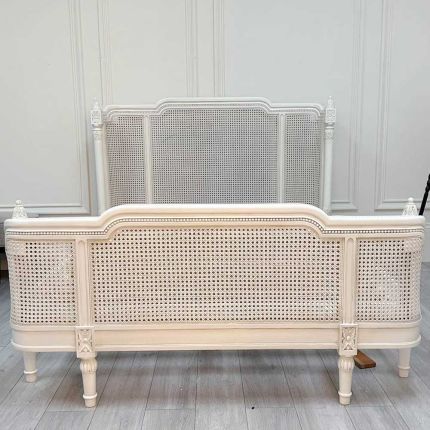 White distressed kingsize bed 
