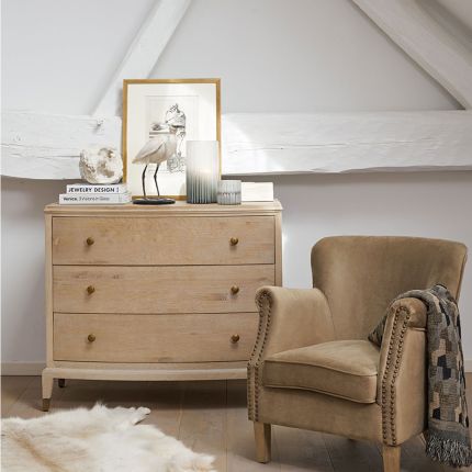 A stunning natural whitewash oak three-drawer chest with bras details