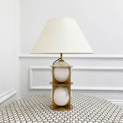 Luxurious alabaster and antique brass table lamp by Eichholtz