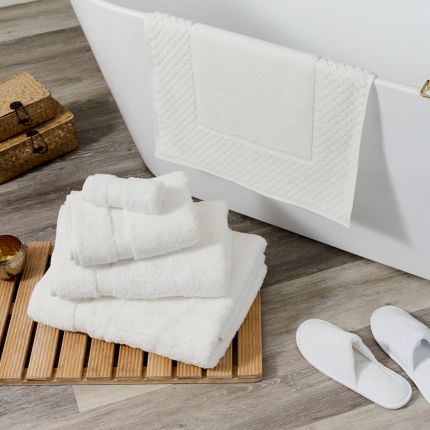 Plush Egyptian cotton bath mat in white
